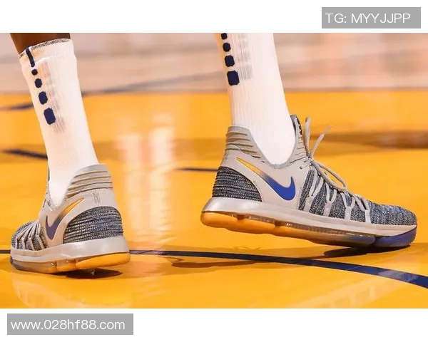 足球明星为球迷赠送限量版球鞋传递温暖与激情